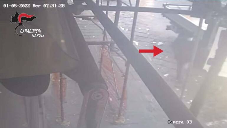 VIDEO Napoli, tenta estorsione a un cantiere edile di corso Garibaldi: arrestato.