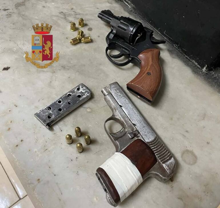 Arrestato ai Quartieri Spagnoli: aveva armi e munizioni in casa