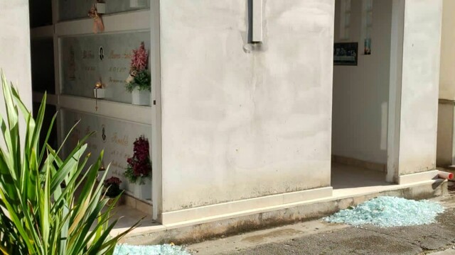 Vitulazio, raid vandalico al cimitero