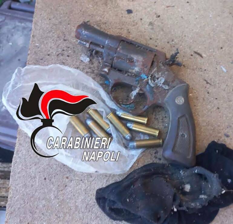 A Napoli ai domiciliari con revolver nascosto: arrestato 46enne