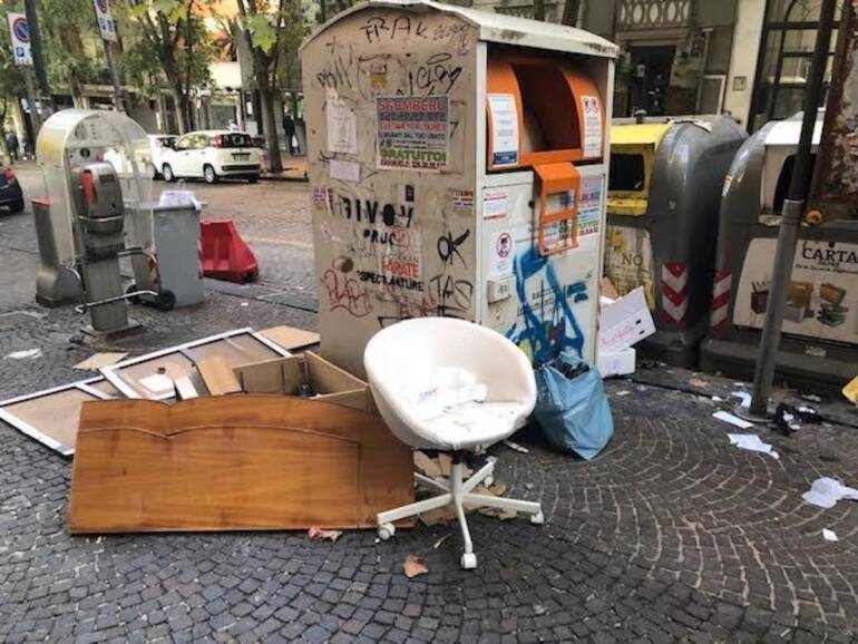 Napoli, SOS dal Vomero: troppi rifiuti e ingombranti abbandonati