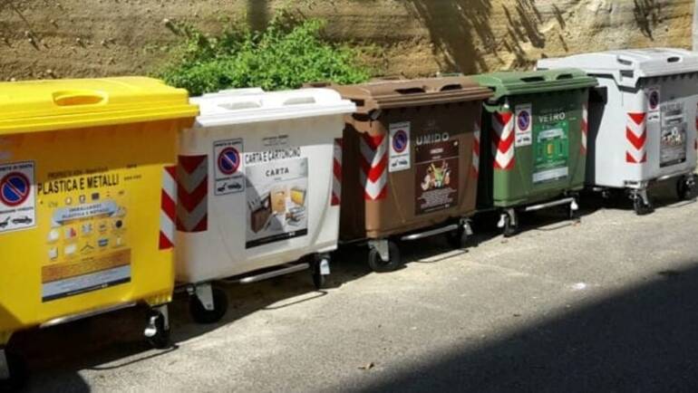 Furto tra i rifiuti a Salerno: scoperti mentre rovistano nei sacchetti della differenziata