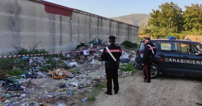 Terra dei Fuochi, i carabinieri scovano rifiuti pericolosi in un fondo agricolo