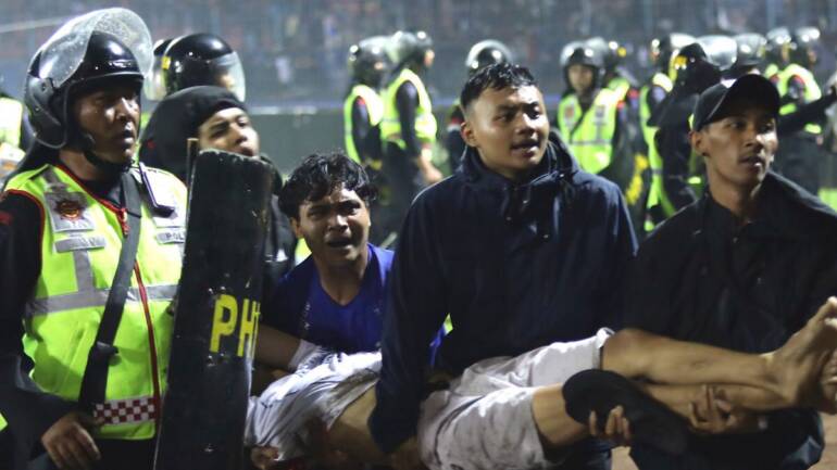 Tragedia in Indonesia, scontri allo stadio: 174 le vittime