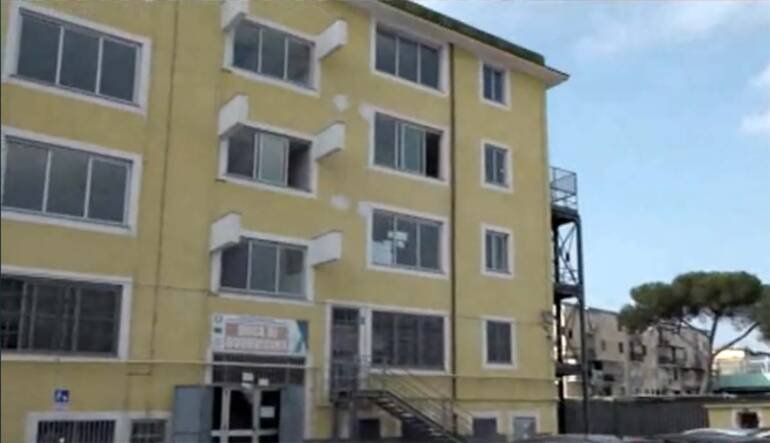 Napoli, accoltellato a scuola per difendere la sorella