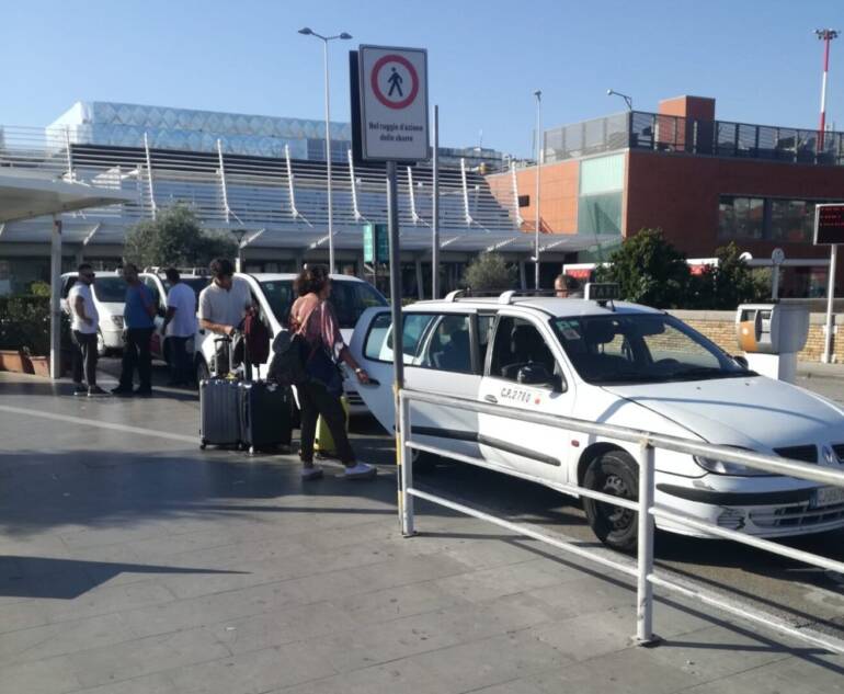 Blitz a Capodichino contro il trasporto abusivo e gli ambulanti
