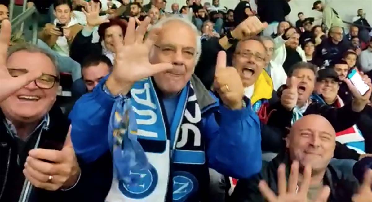 Tifosi del Napoli alla Cruijff Arena, spopola il video “Amm’ rat’ sei pallunnn…”