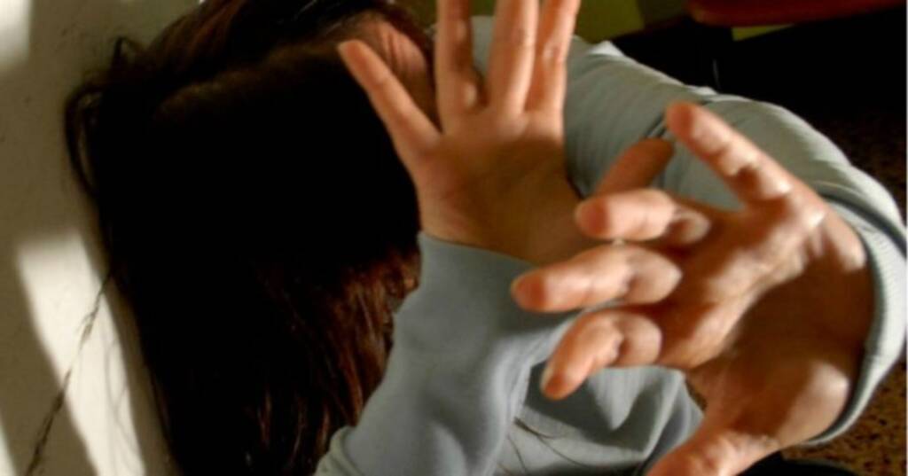 Aggredisce moglie con una sedia e distrugge statua di Padre Pio: 38enne di San Gennaro Vesuviano in manette