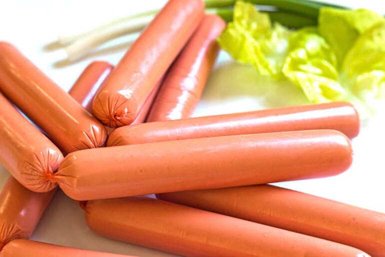 Mangia wurstel crudi e muore, quarto caso sospetto di Listeria