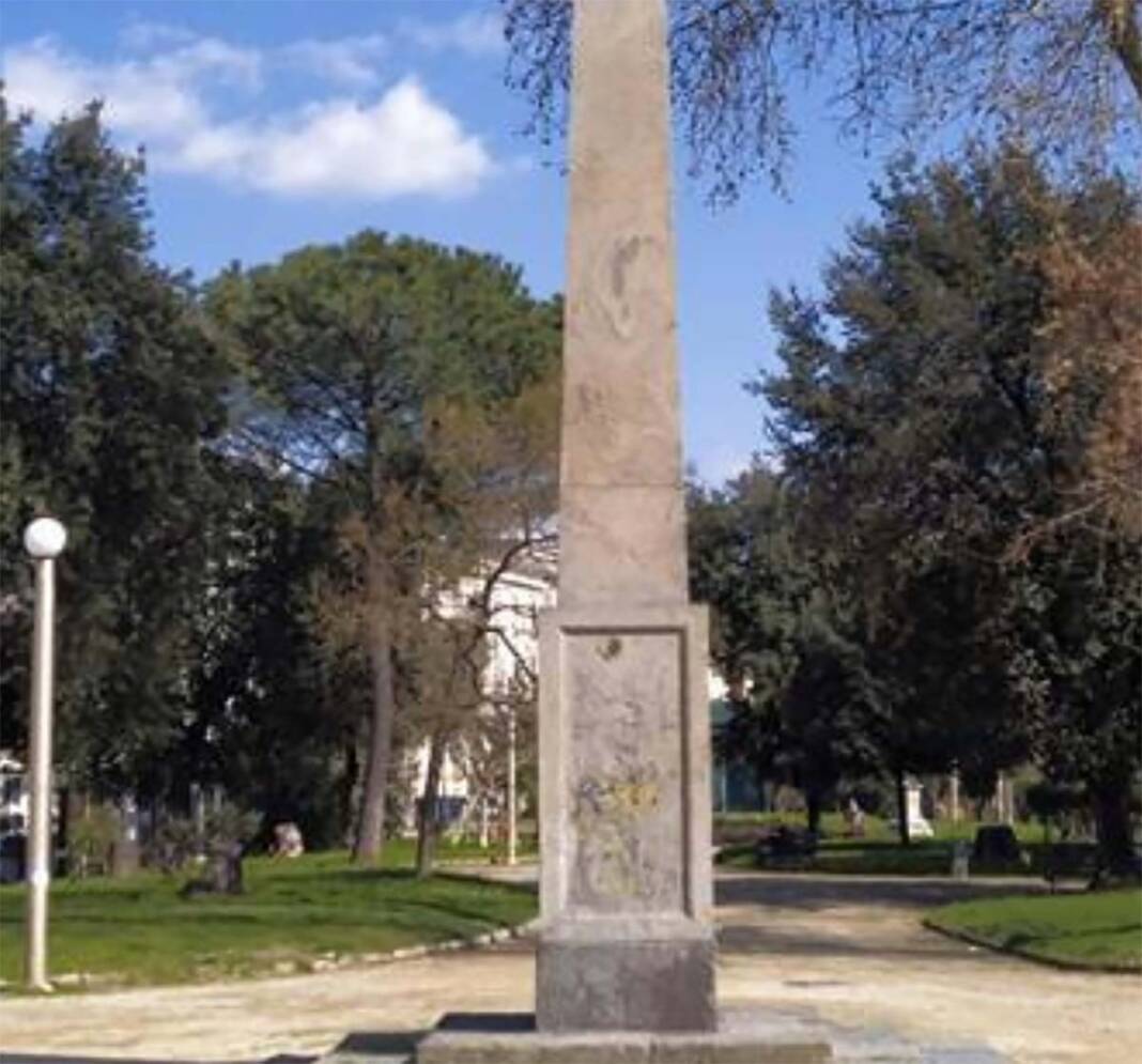 Napoli restauro obelisco Villa Comunale