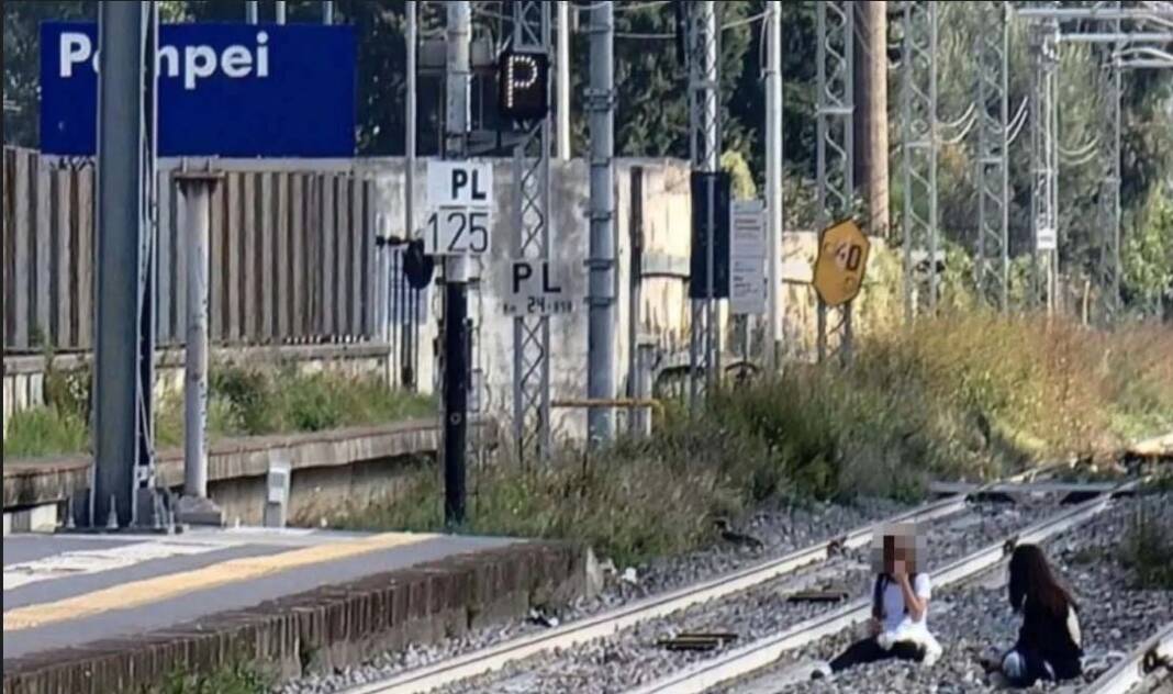 Pompei, stese sui binari del treno per un selfie