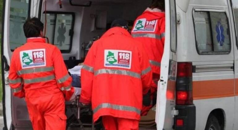 Montecorvino, cosparge la moglie di benzina e le dà fuoco: è grave