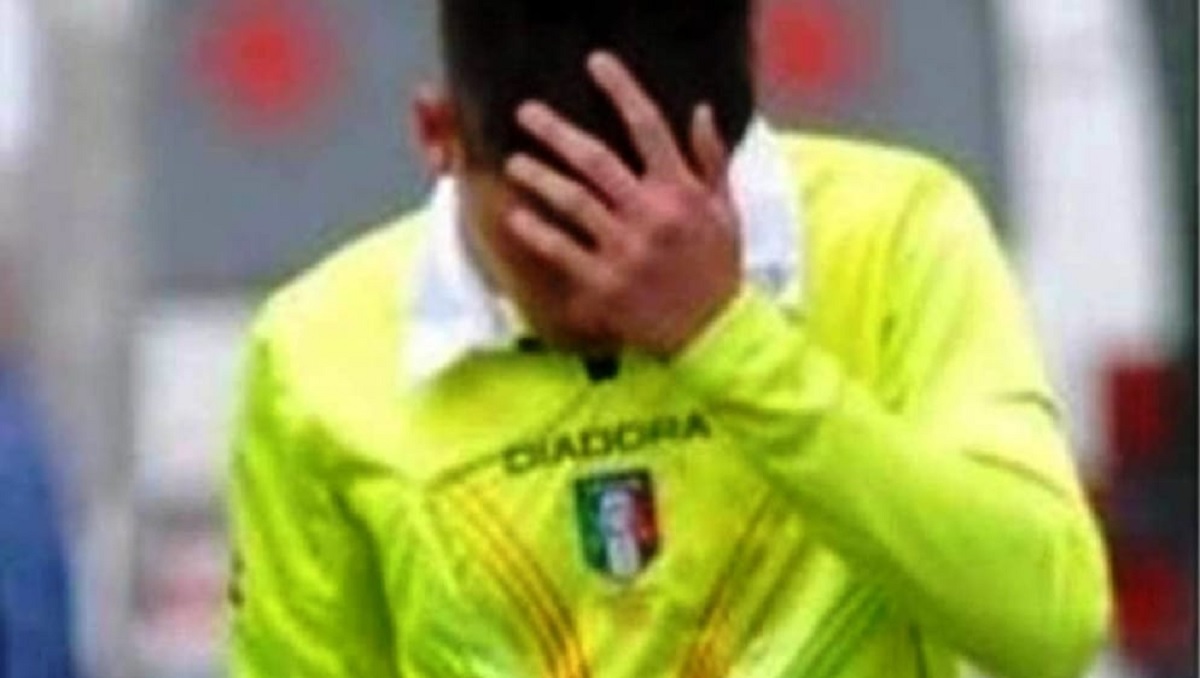 Graffia arbitro al viso durante partita di calcio a Firenze, squalificato allenatore