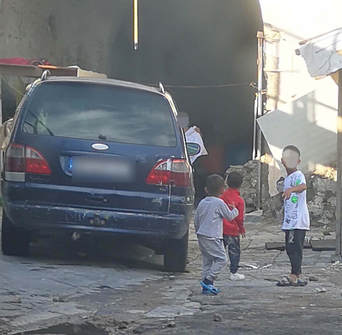 Choc a Barra, bambini rom camminano nei liquami fognari. Le foto