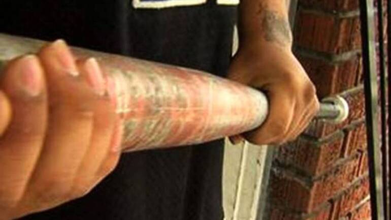 Scampia, evade dai domiciliari e va sotto casa della ex con una mazza da baseball: arrestato