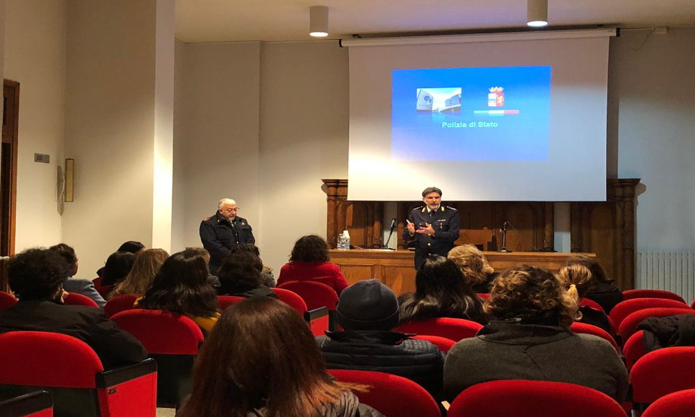 Benevento, all’istituto De La Salle polizia, famiglie e studenti discutono di cyberbullismo