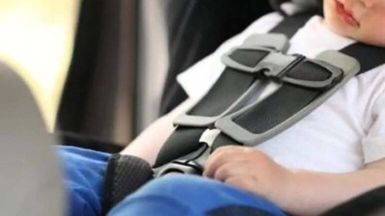 Lasciano il figlio di 3 anni in auto con videochiamata e vanno a fare shopping