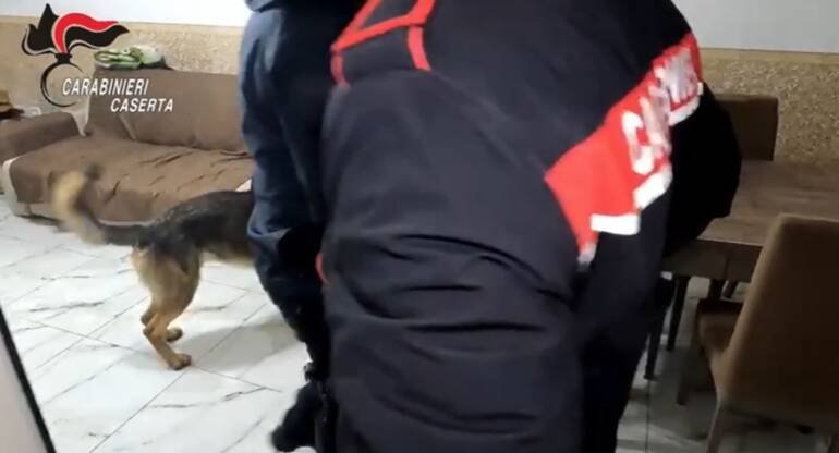 Santa Maria Capua Vetere, casa adibita a supermarket dello spaccio: due arresti