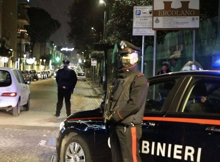 Ercolano, vede i carabinieri getta la droga e fugge: inseguito e arrestato