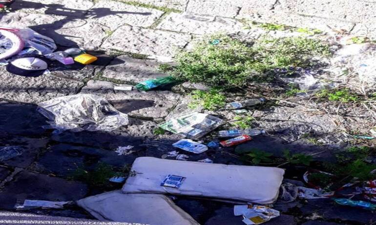 Napoli, il fossato della Chiesa dell’Incoronata una discarica di giocattoli ed elettrodomestici
