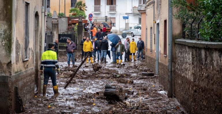 Esonda il torrente Solofrana: danni e disagi a Roccapiemonte. I video