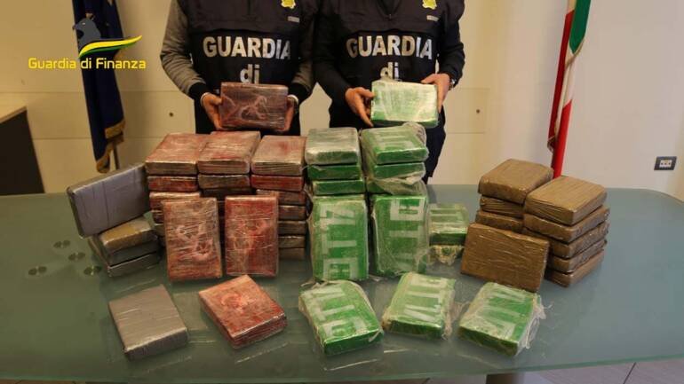 Torre Annunziata, importavano cocaina dall’Olanda: 19 misure cautelari