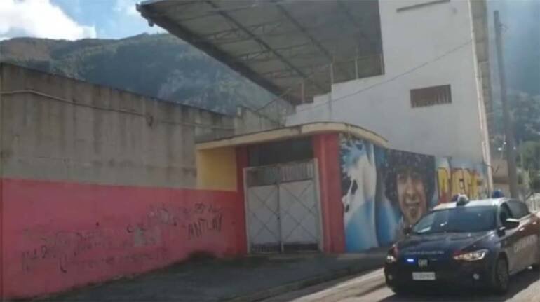 Rissa tra tifosi in campo a Sant’Antonio Abate: 13 obblighi di dimora. IL VIDEO