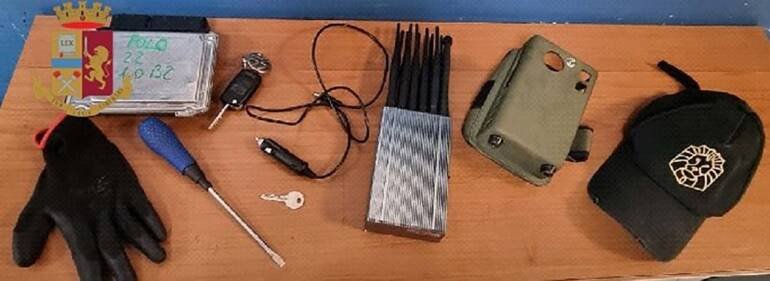 fuorigrotta ruba auto