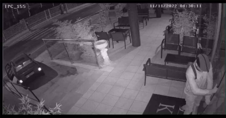Ladro scassina il bar sotto l’occhio delle telecamere. Il video