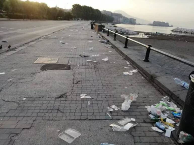 Lungomare di Napoli prigioniero del degrado