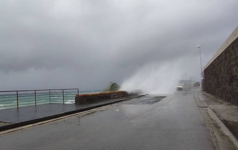 Violenta mareggiata colpisce la costa dell’isola d’Ischia