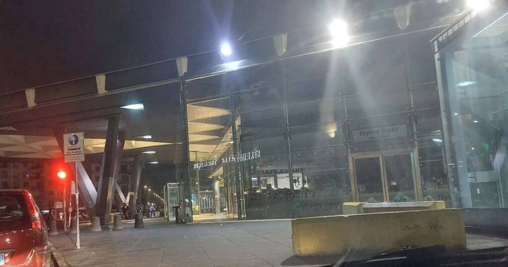Napoli: operazione anti-abusivismo alla Stazione Centrale, arrestato rapinatore