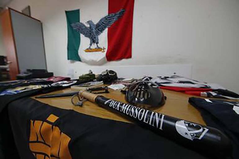 Napoli, i neonazisti utilizzavano una chiesa sconsacrata per il rito iniziatico
