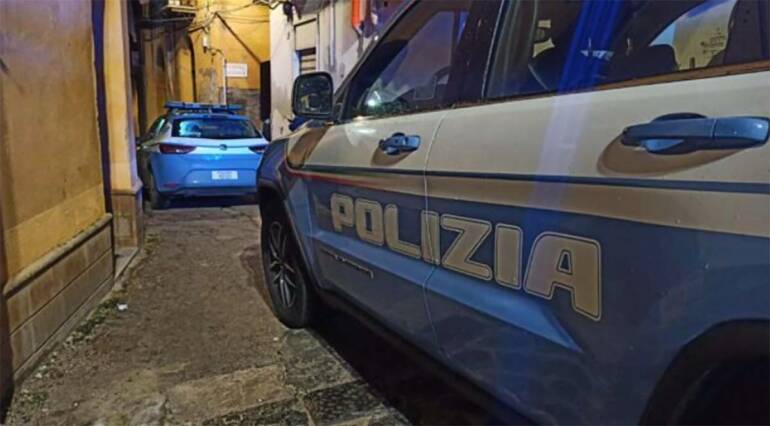 Uccide la compagna e la suocera in casa davanti ai figli, arrestato