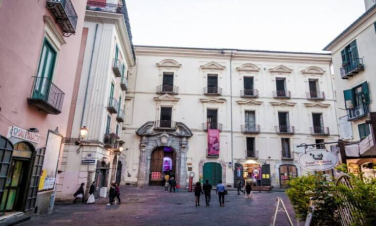 Ostello abusivo in centro Salerno, multa e stop attività