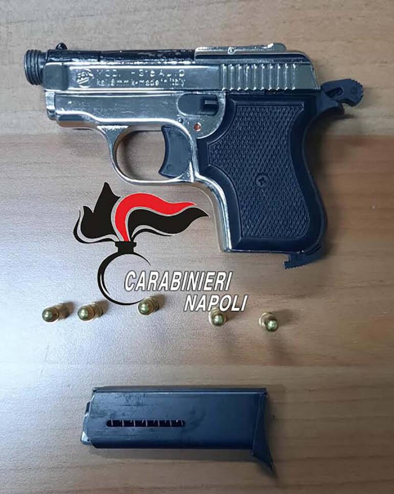 A Licola pistola a salve modificata: arrestato a