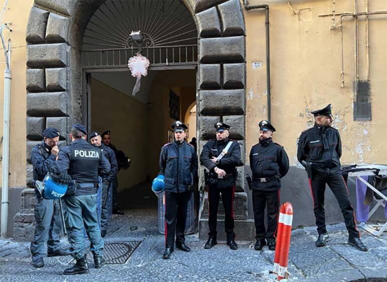 A Pizzofalcone nuovi sgomberi degli abusivi: tensione con le forze dell’ordine