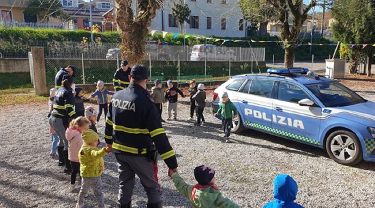 Napoli, l’impegno della Polstrada nelle scuole per arginare incidenti stradali