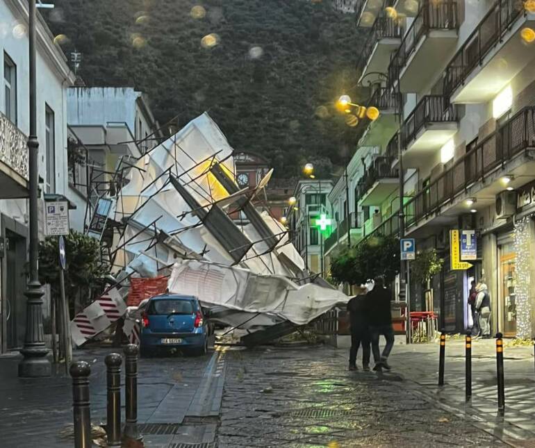 Maltempo, a Scafati la piena del fiume Sarno costringe i negozi a chiudere