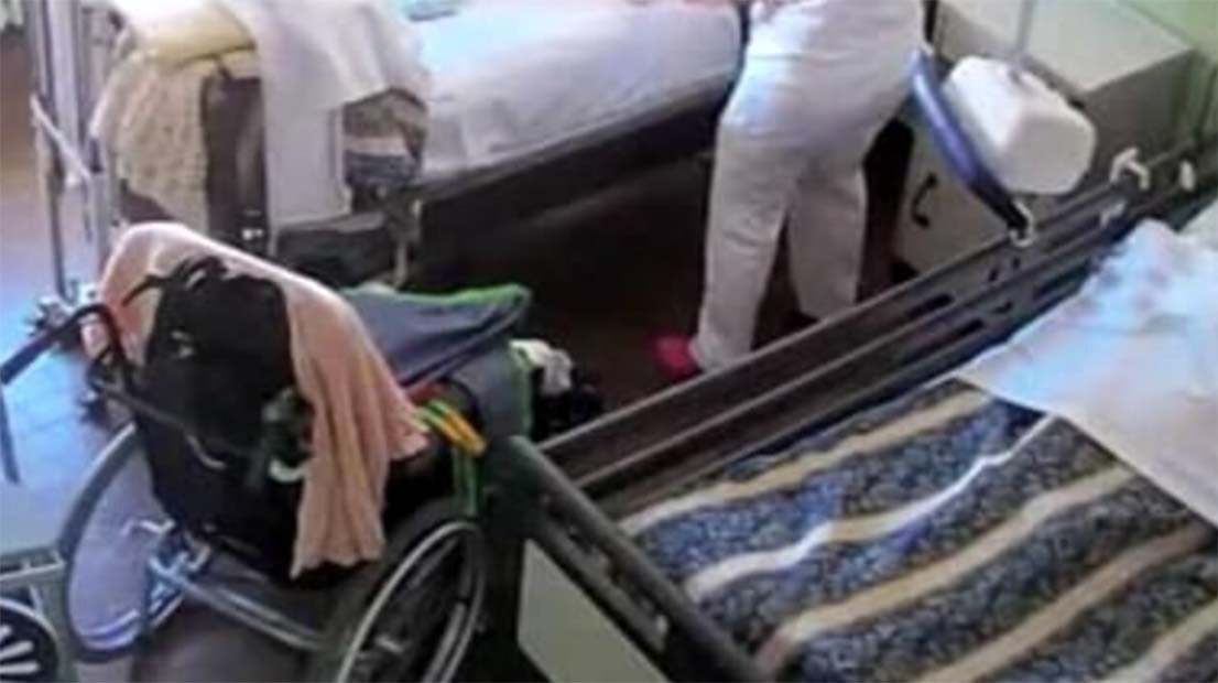 schiaffi anziana disabile