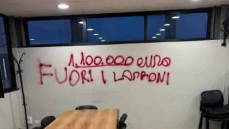 Napoli, scritte offensive in Tribunale, indagato l’avvocato Lucio Varriale