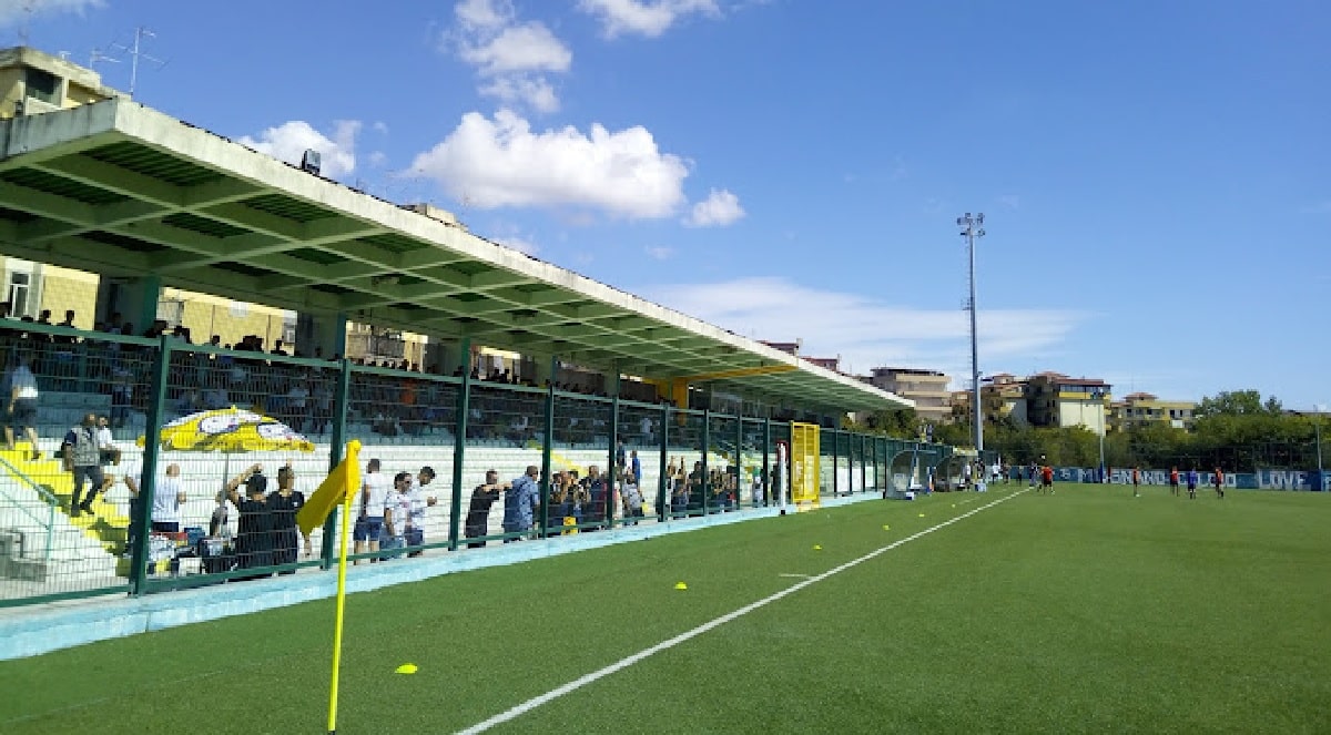 Rissa allo stadio a Mugnano durante Villaricca-Carinola: sanzioni senza precedenti per allenatori e club