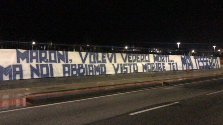 Napoli, scritta ultrà contro Maroni “Ci volevi vedere morti…”. La Lega: “Disgustoso”
