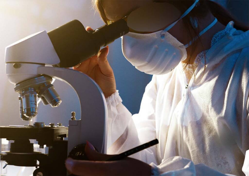 Napoli, abusi sulle studentesse mentre erano al microscopio