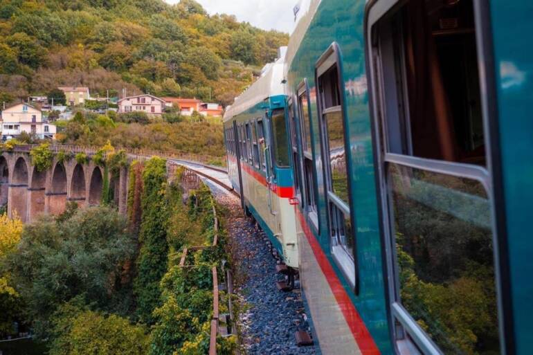 Irpinia Express: partono i treni del Natale dedicati al buon vino e ai prodotti tipici del territorio
