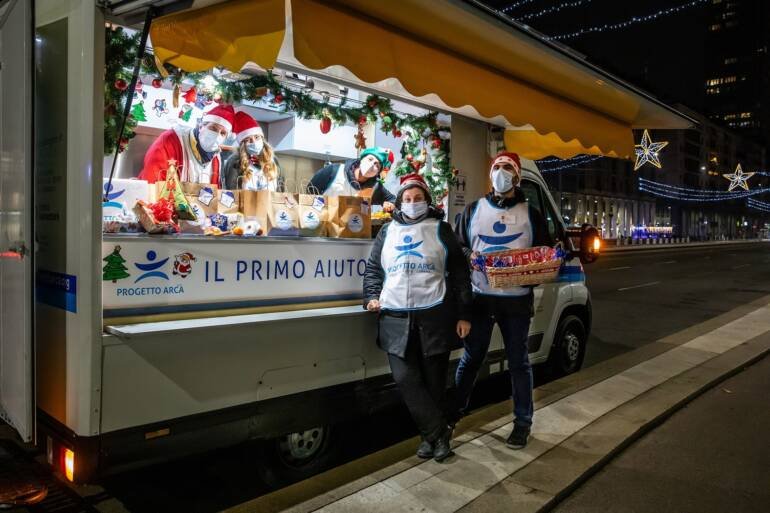 Natale con Progetto Arca a Napoli: cene speciali in strada e marsupi in regalo ai senzatetto
