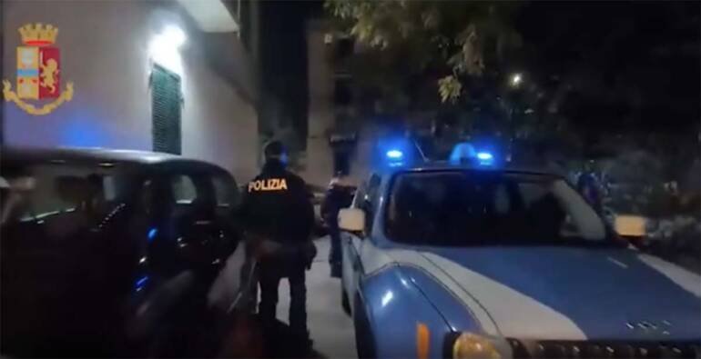 Napoli, a 20 anni già rapinatore seriale: finisce agli arresti domiciliari