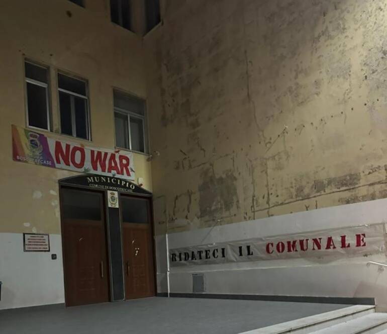 Boscotrecase, la questione comunale si fa più seria: comparsi striscioni in paese