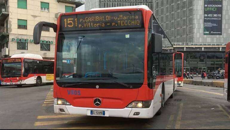 Napoli, pretende essere accompagnato dal bus di linea e lo danneggia