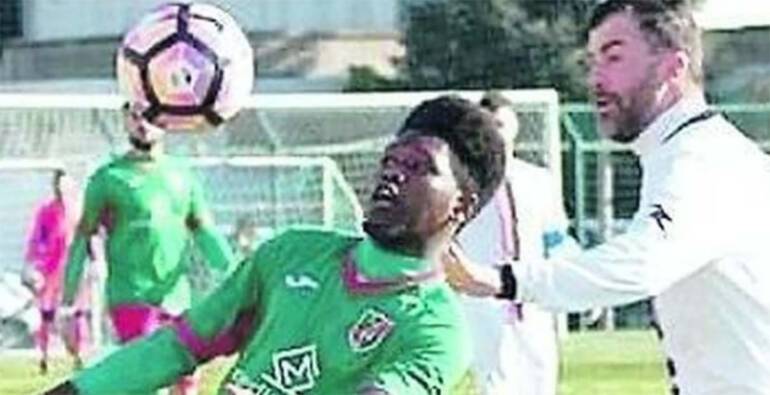 Perde i sensi dopo scontro di gioco: salvato da calciatore infermiere